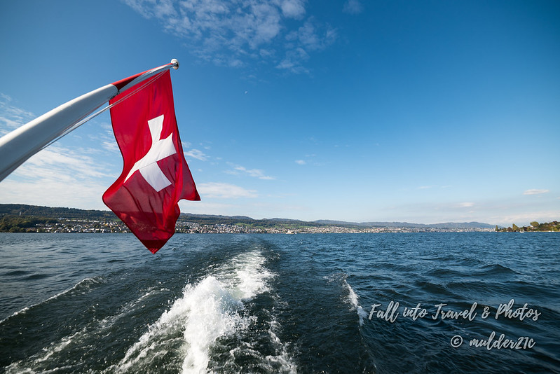 유람선 맨 뒤에는 빨간 스위스 깃발이 걸려 있어 유람선이 달리는 내내 바람에 휘날리는 깃발과 함께 호수와 호수 주변가를 구경하면서 이동했다.