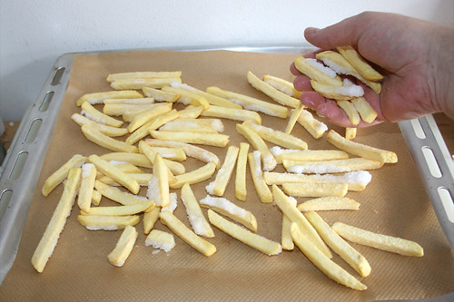 18 - Pommes Frites auf Backblech geben / Put french fries on baking tray