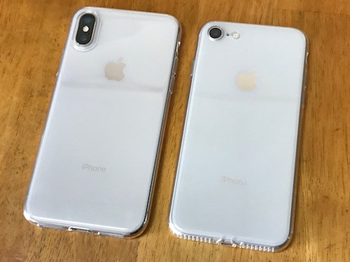 iPhoneXシルバーとiPhone8シルバーの背面の比較