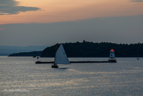 newengland vermont chittendencounty burlington parks localparks lighthouses newenglandlighthouses vermontlighthouses burlingtonbreakwaternorthlight lakesandponds lakechamplain boats sailboats cloudyskies sunsets afterglow september2017 september 2017 canon702004l
