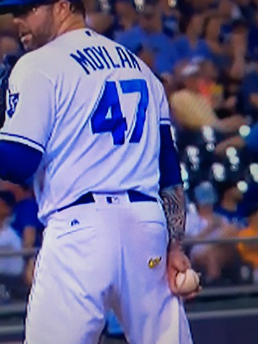 Peter Moylan has gum stuck on his butt while pitching 😂