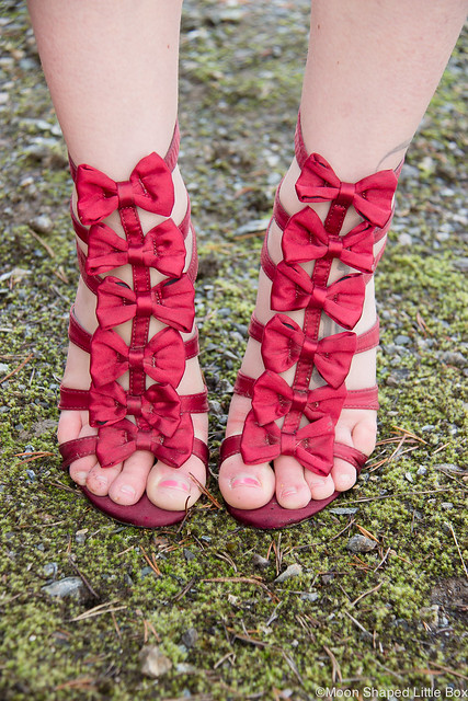 OOTD tyylibloggaaja korkokengät kengät satiinikengät punaiset rusettikengät kenkäblogi bloggaaja kengät 