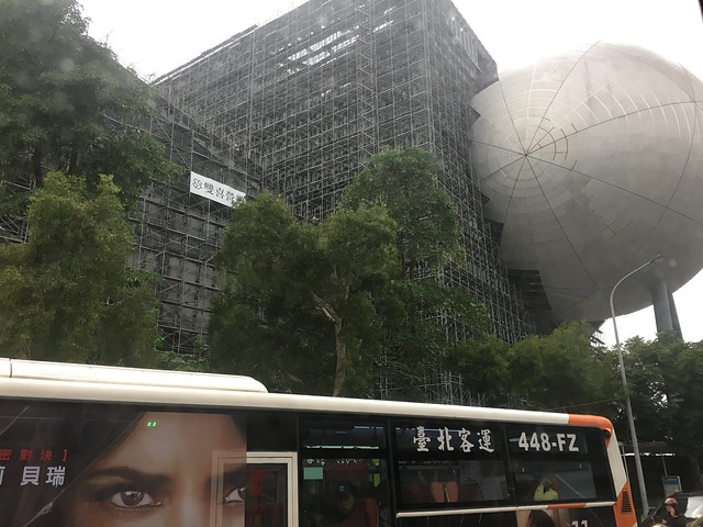劍潭站對面的建築物（台北藝術中心）
