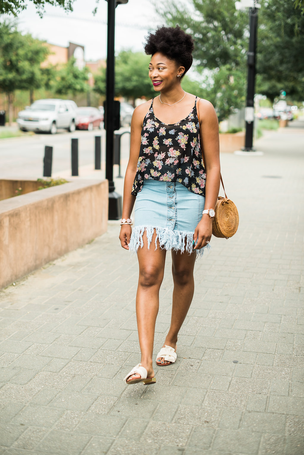 how to style a distressed denim skirt