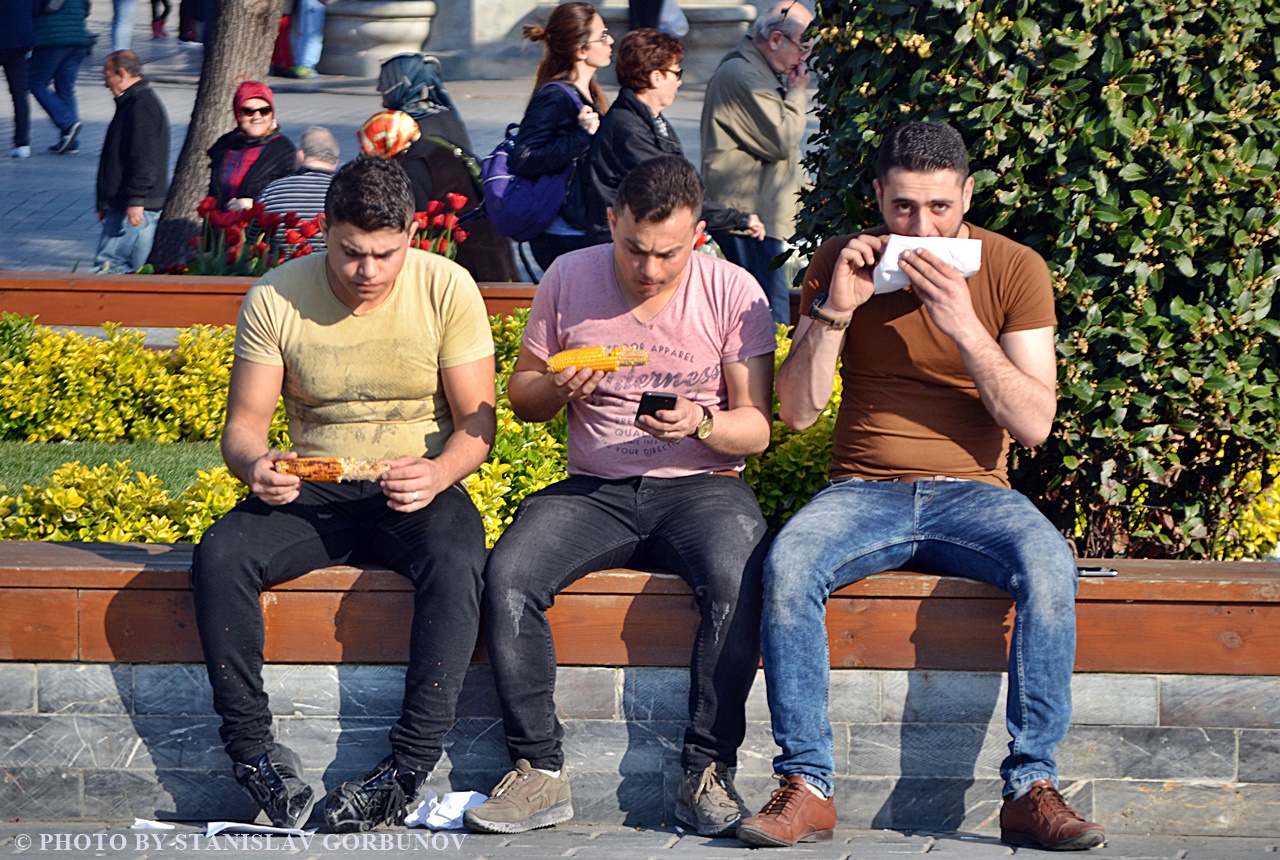 Стамбул гайс 0.65. Турецкие мужчины на улице. Стамбул парни. Стамбул люди на улице. Турецкая молодежь на улицах Стамбула.