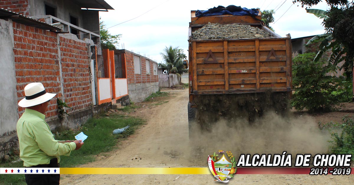 AlcaldÃ­a de Chone coloca material de sub-base en varios barrios