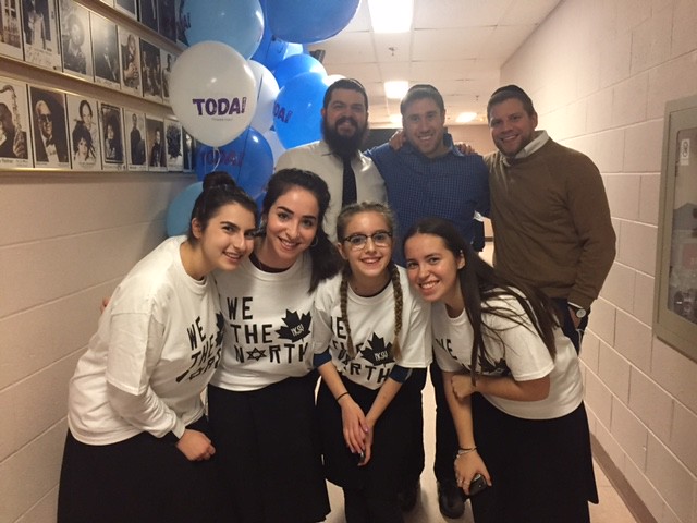 Live2Give Volunteers with the performers and NCSY City Director of Toronto Shlomo Mandel
