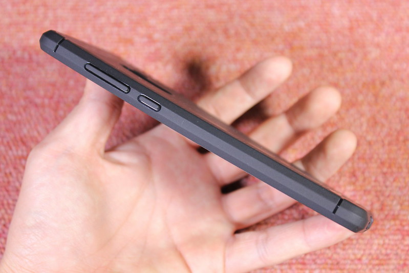 Xiaomi Mi Mix 2 の保護ガラスを貼る (5)