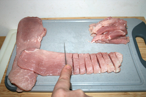 34 - Schnitzel in Streifen schneiden / Cut escalope in stripes