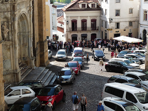 Coimbra: Sé Velha, co nezaplňuje katedrála, zabírají auta