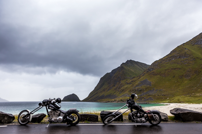 Norja Norway ranta valkoinen hiekka turkoosi meri Haukland roadtrip moottoripyörä Pohjois-Norja Harley Davidson sporster softail chopper reissu