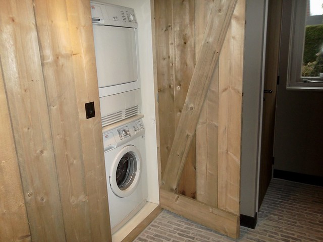 Wasmachine en droger achter houten deuren