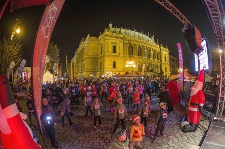 Noční běžecký závod opět po roce rozzáří centrum předvánoční Ostravy