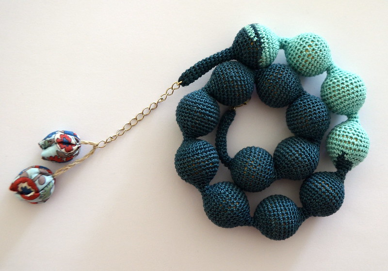 Crochet necklace - Blue pearls