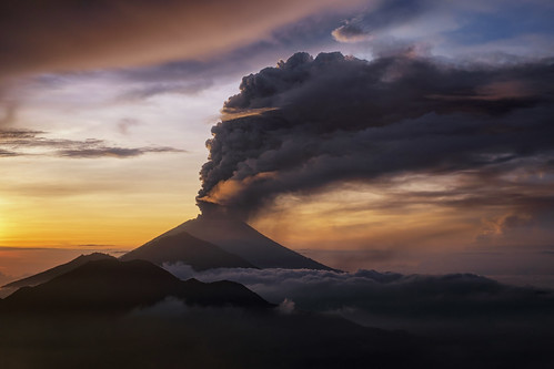 pinggan village kintamani bali indonesia sunrise eruption erupsi gunung agung mount mountain cloud asap batur fujifilm fuji xt1 fujinon 35mm 35 f14 lens fog