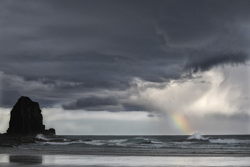 cannibal bay catlins storm cloud rainbow sea pacific ocean waves otago nzowes its name human remains once found by surveyor