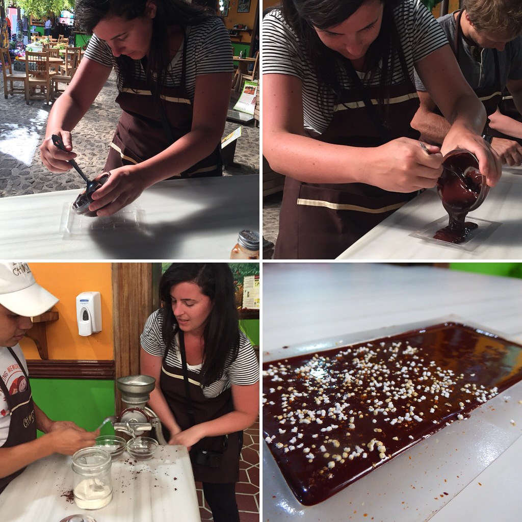 Workshop sul cacao, Antigua Guatemala. Preparazione di una barra di cioccolato. La mia l’ho lasciata metà al naturale e metá l’ho “ condita” con del peperoncino e amaranto soffiato