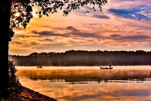sunrise fog lake lakeoconee fisherman boat fishingboat georgia georgiaoutdoors