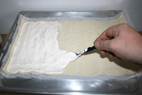 18 - Teig mit Schmand bestreichen / Dredge dough with sour cream