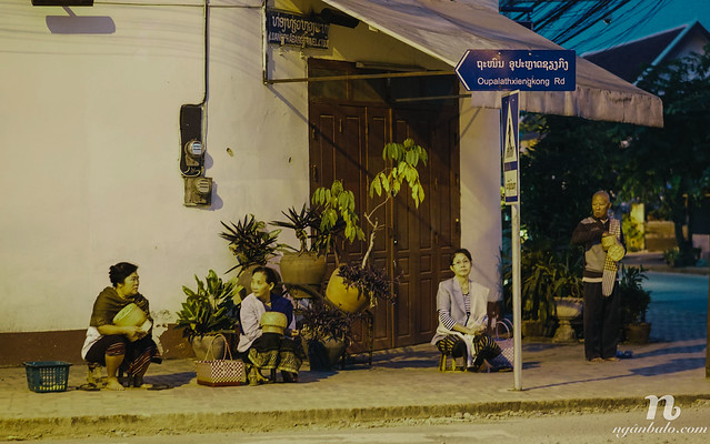 Nhật ký du lịch bụi Lào (3): Trở lại Luang Prabang - Khất thực, Chợ và núi Phousi
