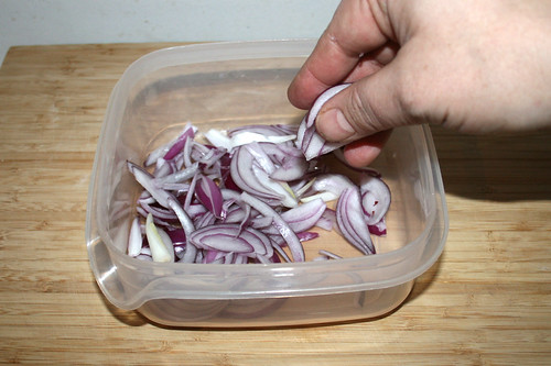 35 - Zwiebel in Schüssel geben / Put onion in bowl