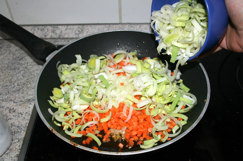 06 - Zwiebel, Möhre & Lauch in Pfanne geben / Put onion, carrot & leek in pan