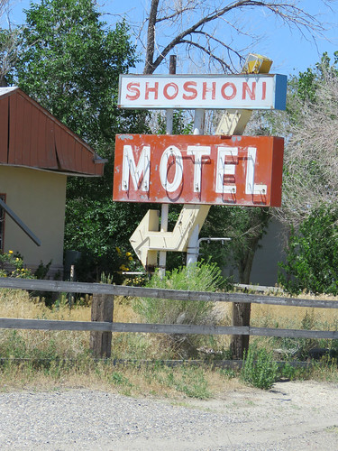 smalltown shoshoni wyoming abandoned decay motel vintagemotel metalsign arrow vintagesign neon