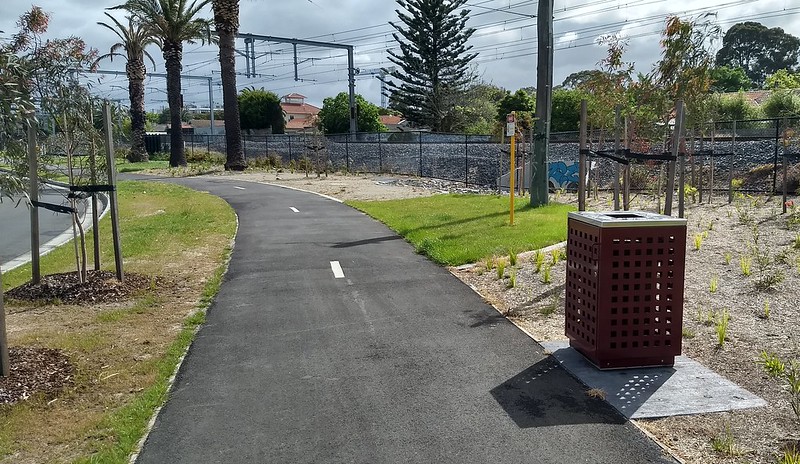 Small recreation area between Bentleigh and McKinnon stations