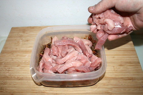 41 - Schweinefleisch in Schüssel geben / Put pork in bowl