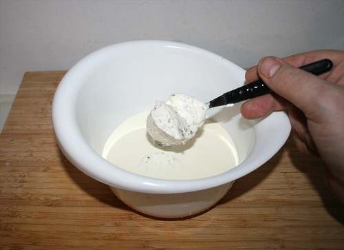 46 - Sahne & Creme fraiche in Schüssel geben / Put cream & creme fraiche in bowl