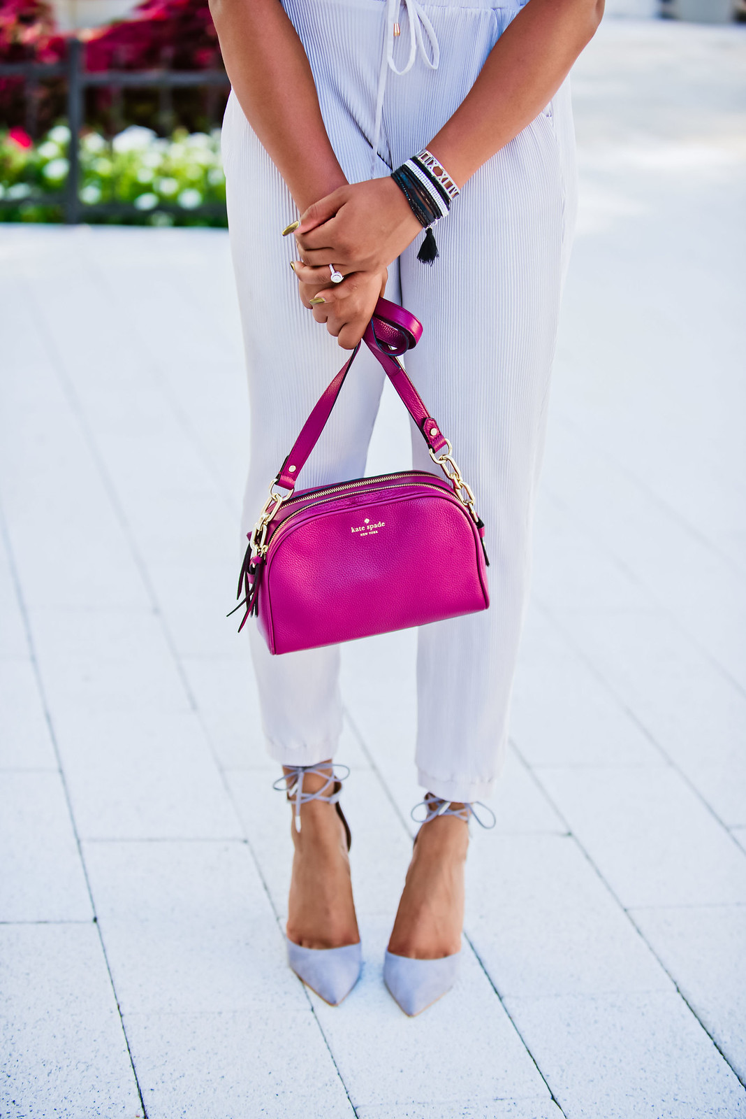 how to style a pink handbag