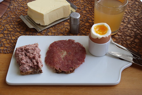 Leberwurst sowie Corned Beef vom Frecklinghof auf Dinkelbrot zum Frühstücksei