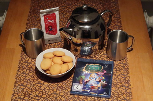 Winterapfel-Tee und Eierplätzchen zum Walt Disney Klassiker „Alice im Wunderland"“