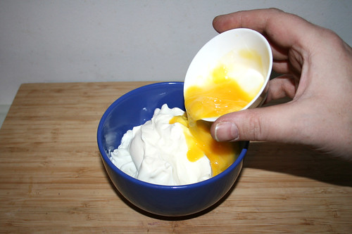 13 - Eigelb dazu geben / Add egg yolk