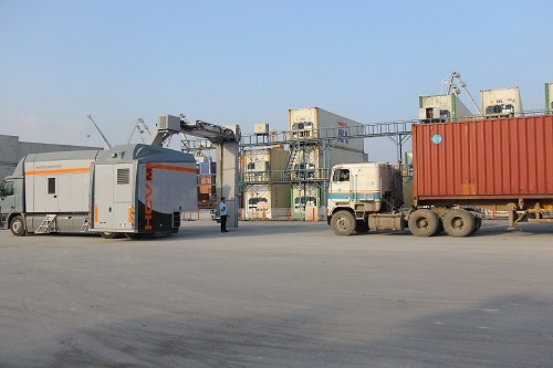 Vietnam Customs uses equipment and machinery to inspect imported and exported goods