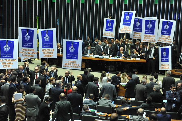 Parlamentares protestam contra a reforma trabalhista - Créditos: J.Batista/Câmara dos Deputados