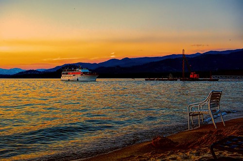 sunsetcruise lakecruise sunset orange red yellow blue sand beach boat chair mountain alpine lake joelach