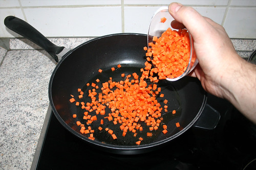 29 - Möhrenwürfel in Pfanne geben / Put diced carrots in pan