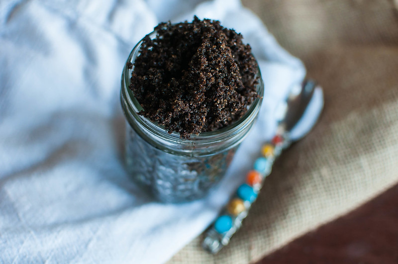 DIY Coffee Scrub makes a super easy and fun gift for your family and friends this holiday season. Using staple pantry ingredients, mix up this simple scrub in minutes. 
