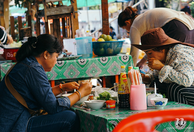 Nhật ký du lịch bụi Lào (3): Trở lại Luang Prabang - Khất thực, Chợ và núi Phousi
