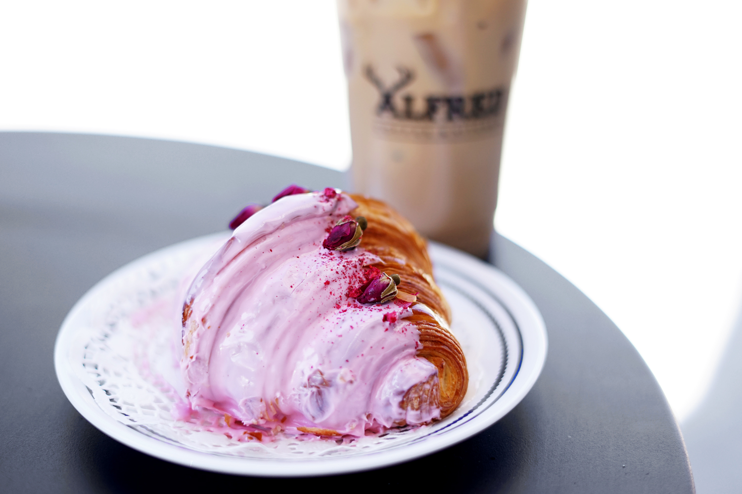 02alfred-coffee-beverlyhills-rose-croissant