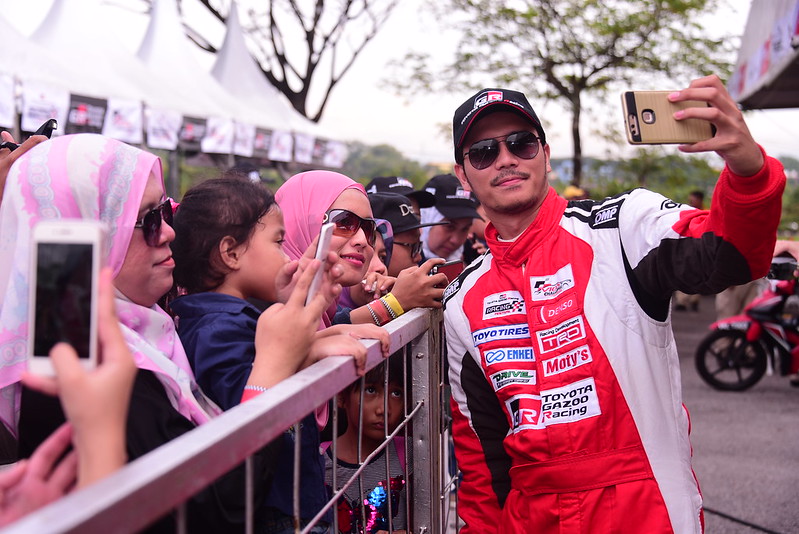 Fattah Amin Taking A Selfie With The Superfans