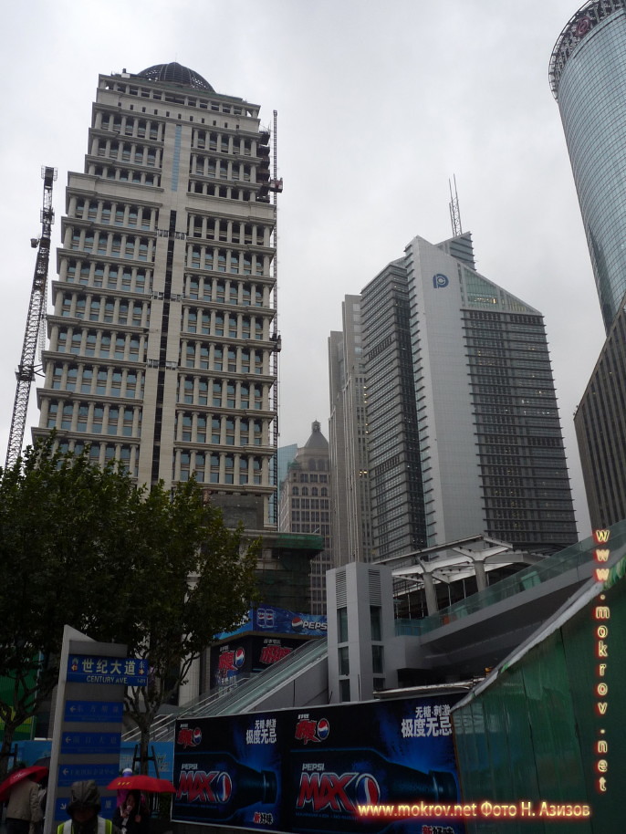 Исторический центр Шанхая в Китае с фотокамерой прогулки туристов