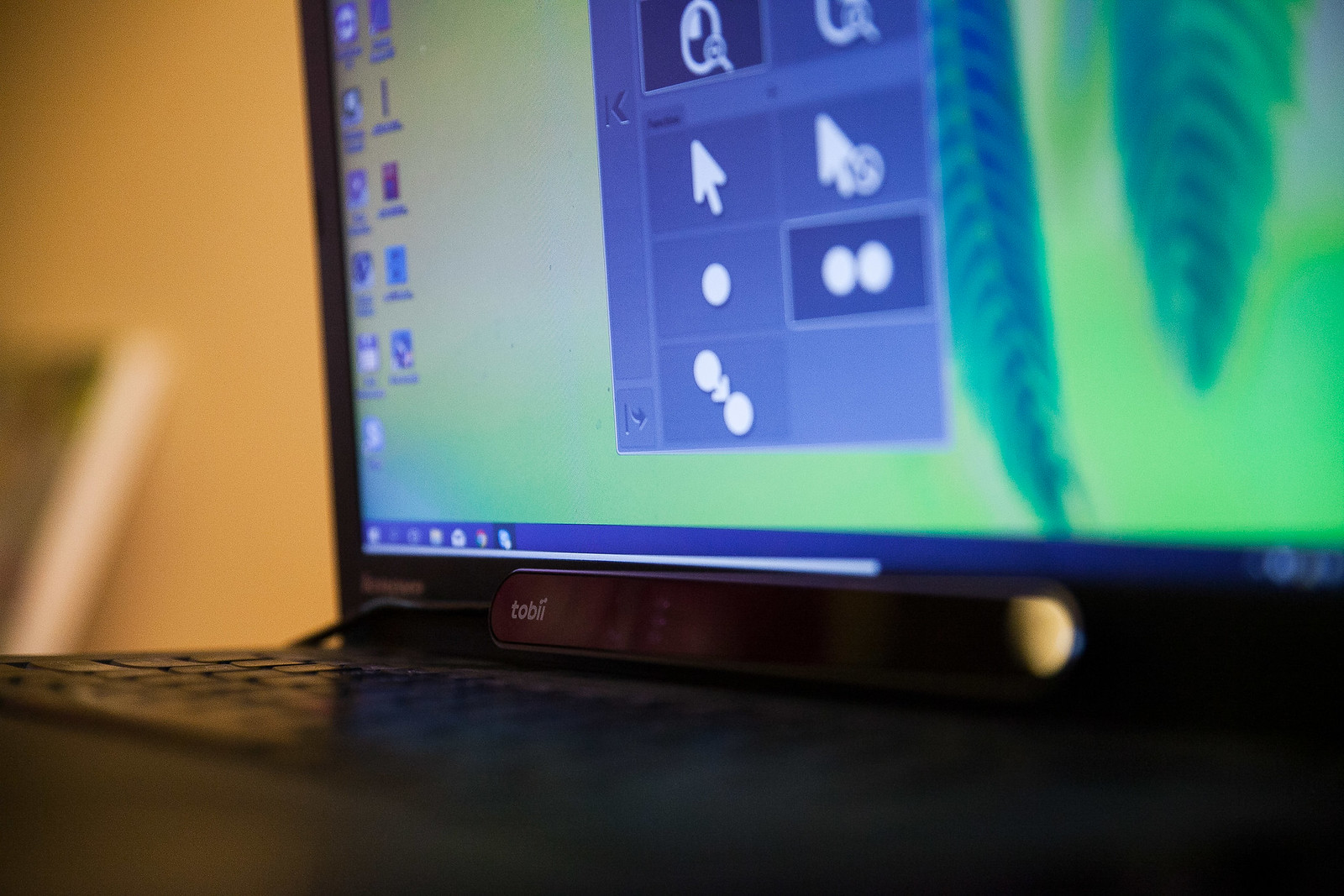 A monitor alá helyezett szemérzékelő USB-n csatlakozik a laptophoz | Fotó: Magócsi Márton