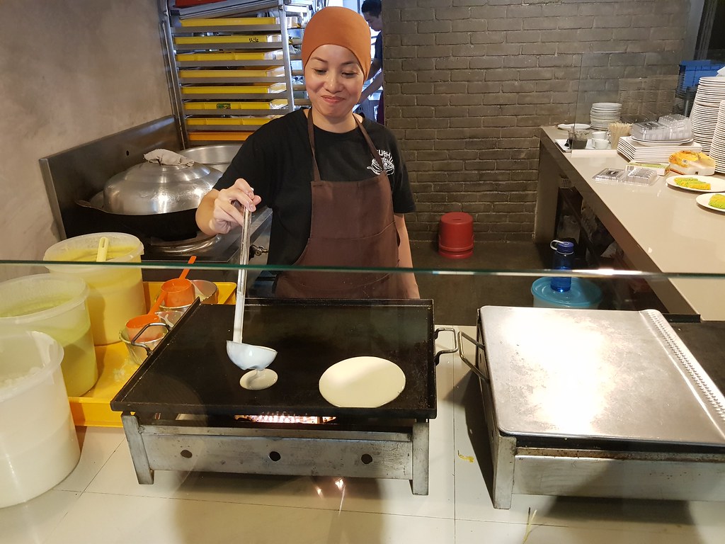 马来薄烤饼 Lempeng making @ KUeh Cafe Shah Alam
