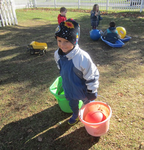 green bucket with green ball, pink bucket with red ball
