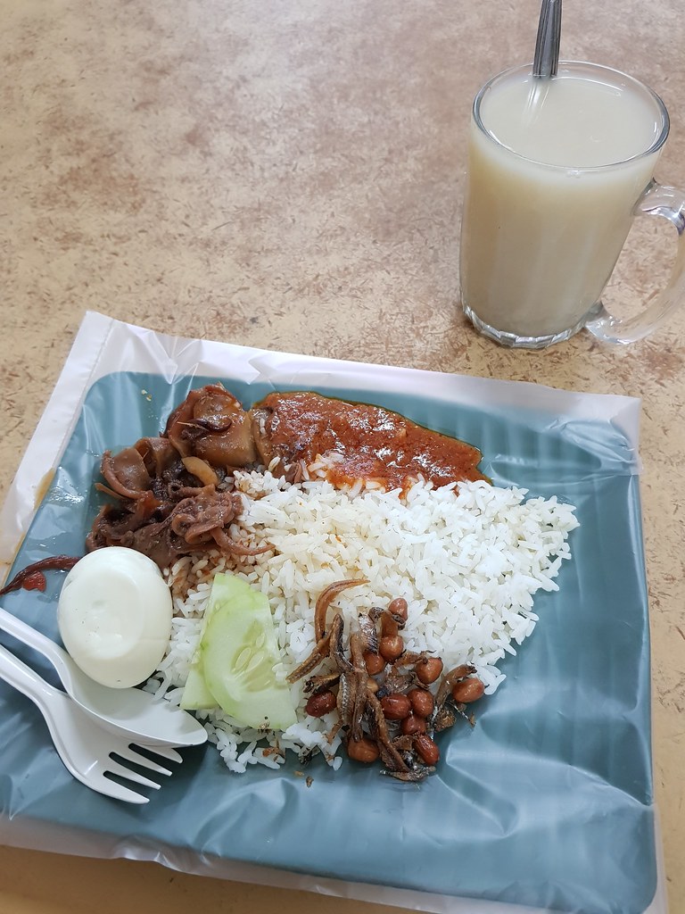 馬來椰漿飯(蘇東和蛋) Nasi Lemak $4.20 & 薏米水 Barley $2 @ Restoran Yuen Heong 源香飯店 Section 16 Shah Alam