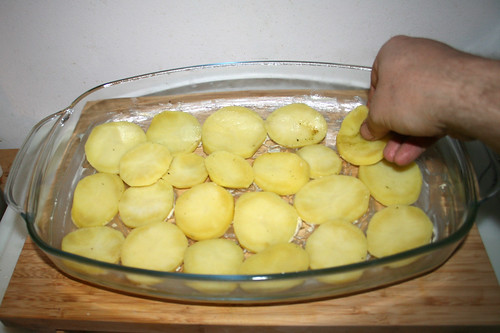 51 - Boden mit Kartoffelscheiben auslegen / Cover floor with potato slices