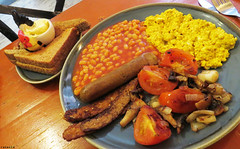 bacon, fried, poached or scrambled eggs, fried or grilled tomatoes, fried mushrooms, fried bread or toast with butter, sausages, baked beans, black pudding, bubble and squeek and hash browns. Northlands: Fried and grilled oatcakes replace bread