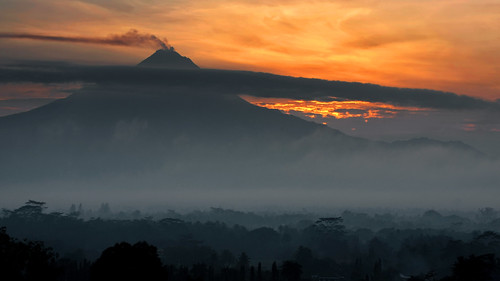 40d visionhunter vulkan vulcano mountain berg merapi java indonesia sunrise golden light